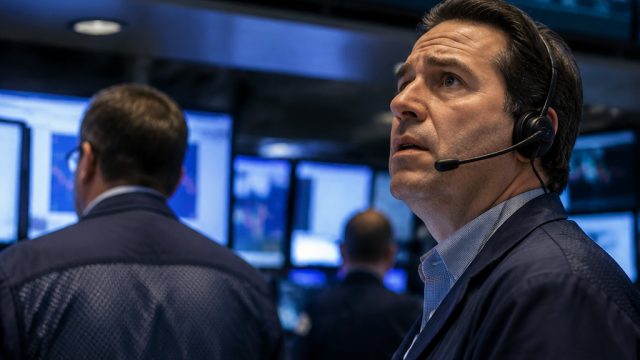 Market Resilience: S&P 500 and Nasdaq Seek Recovery Amid Tec